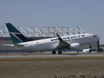 Boeing 737-76N (Westjet) C-FKWS  YUL 15 avril 2004