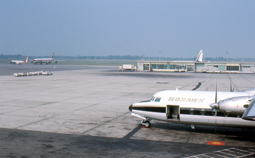 Fairchild FH-227 Mohawk N7812M