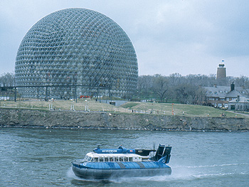 Hovercraft SRN6 devant le Pavillon des États-Unis