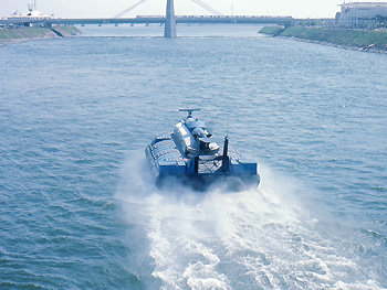 Hovercraft SRN6 going towards the Concord bridge