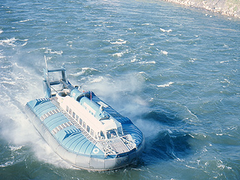 Hovercraft SRN6 going under the Concord bridge