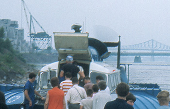 Hovercraft SRN6 débarquement par l'avant 