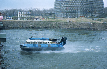 Hovercraft SRN6 going under the Concord bridge