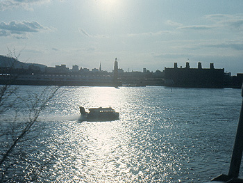 Hovercraft SRN6 devant le Vieux-Port de Montréal